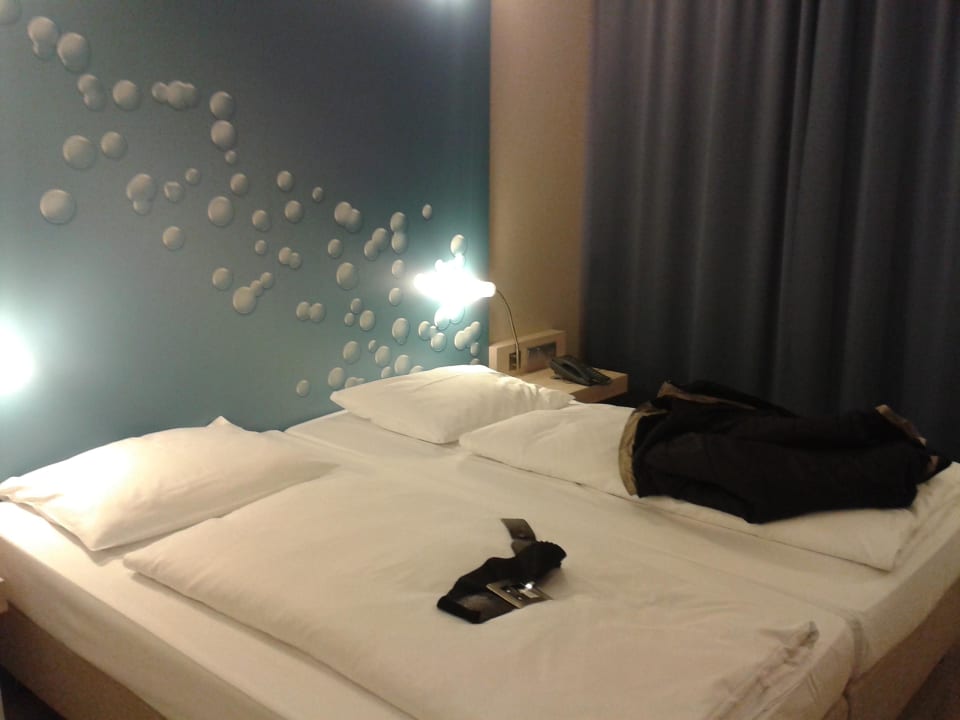 Das schöne große Bett H2 Hotel Berlin Alexanderplatz