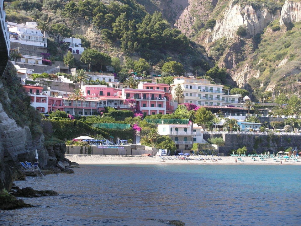 Hotel vom Hafen gesehen Hotel Casa Rosa Terme