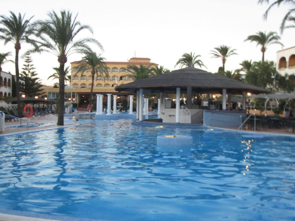 Blick auf die Poolbar Meliá Zahara Resort & Villas