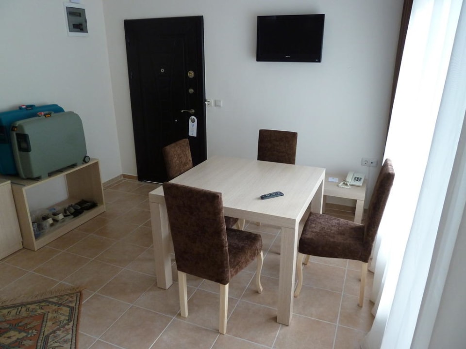 Eingang und Esstisch Hotel Sirma