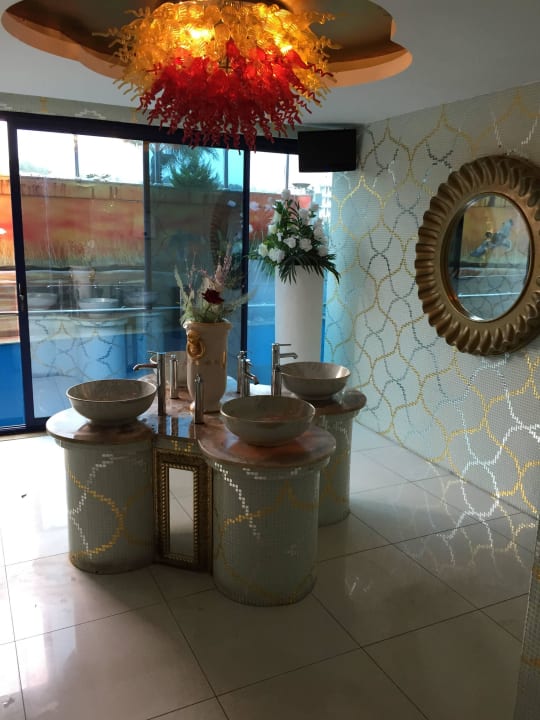 Waschbecken der Herrentoiletten Granada Luxury Okurcalar