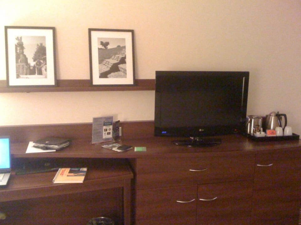 TV und Schreibtisch Courtyard by Marriott Basel