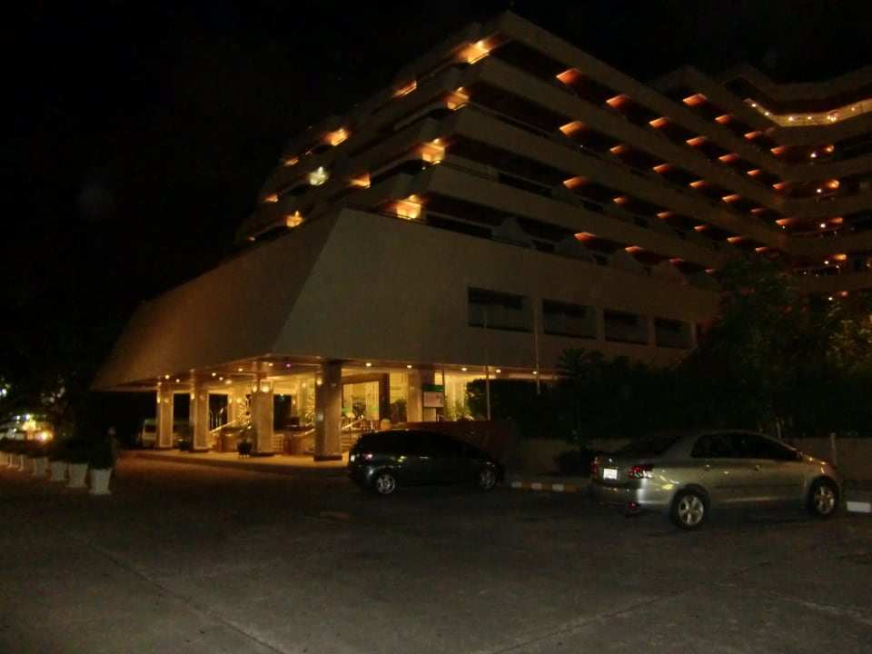 Haupteingang nächtens Patong Resort