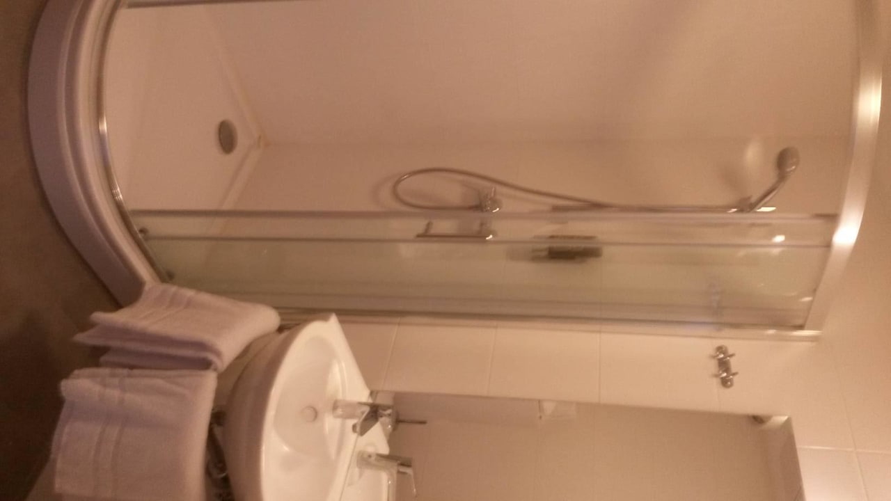 Zimmer Bad Dusche/Waschtisch LivInn  Hotel