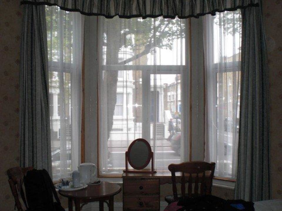 Zimmer / Fenster zur Straßenseite Hotel 65