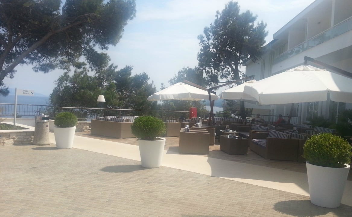 Sitzgelegenheiten am Hoteleingang Valamar Sanfior Hotel & Casa