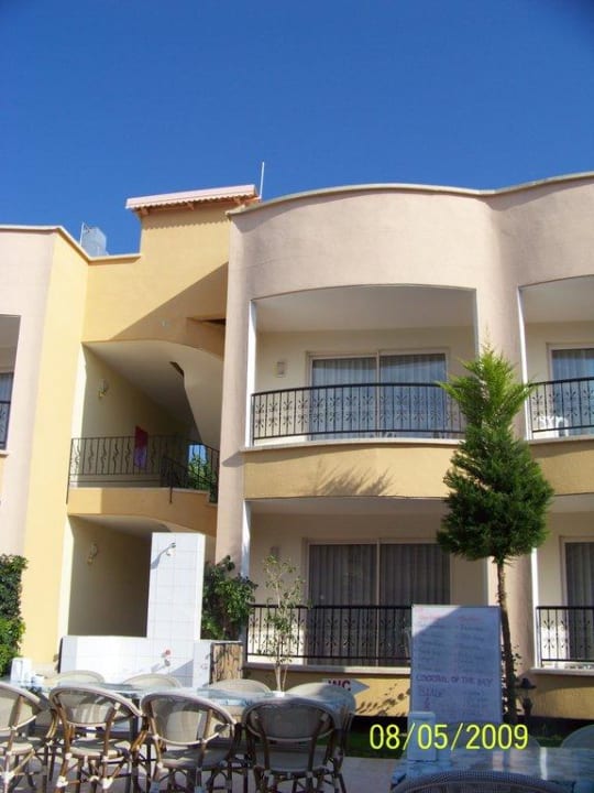 Blick auf die Balkone des Hotels Sayanora Hotel