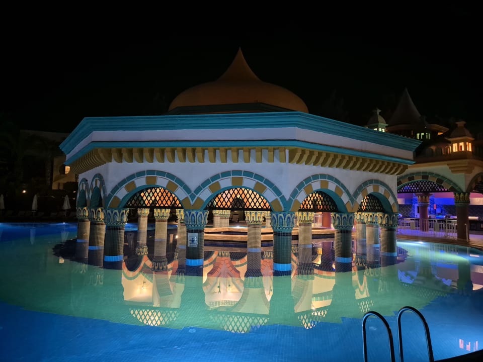 Pool Kamelya Aishen Club