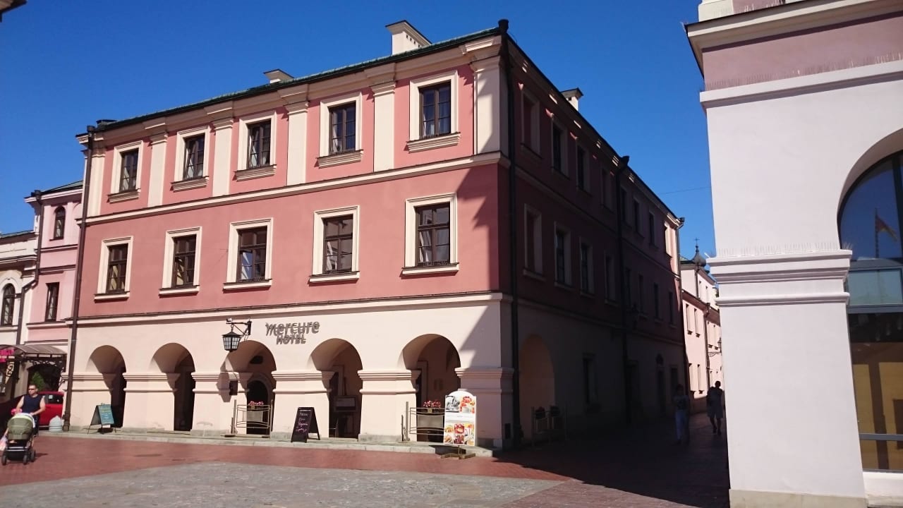 Widok hotelu z rynku Hotel Zamojski & SPA