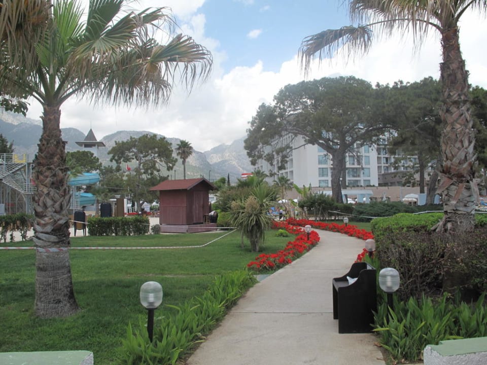 Einer der Wege vom Strand Richtung Pool Kilikya Palace Göynük