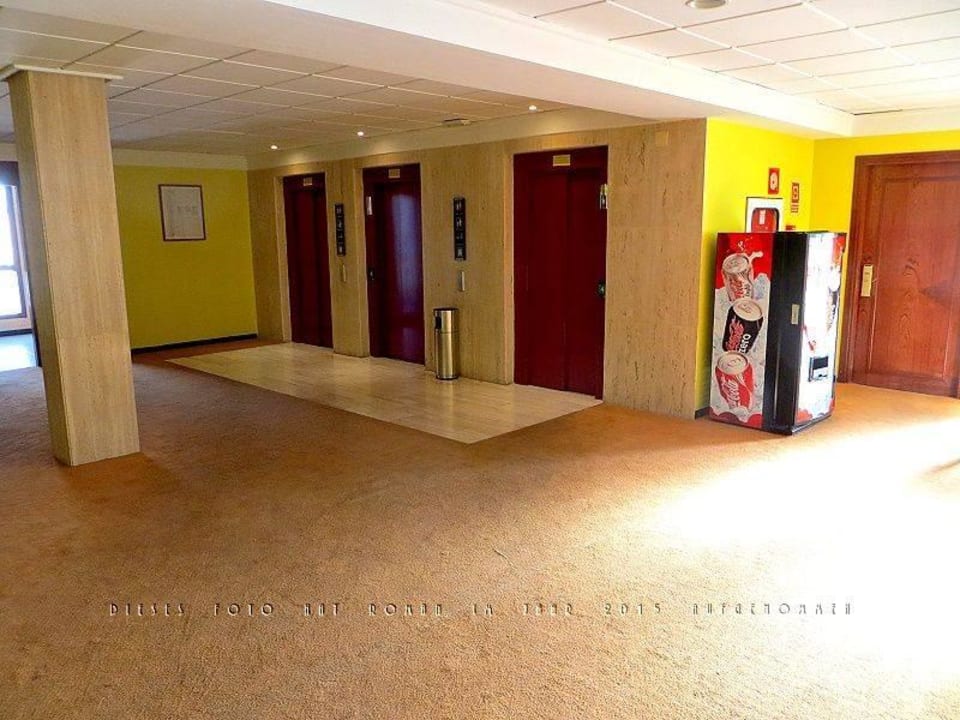 Die drei Lifts, links Eingang zum Treppenhaus Estival Park Silmar