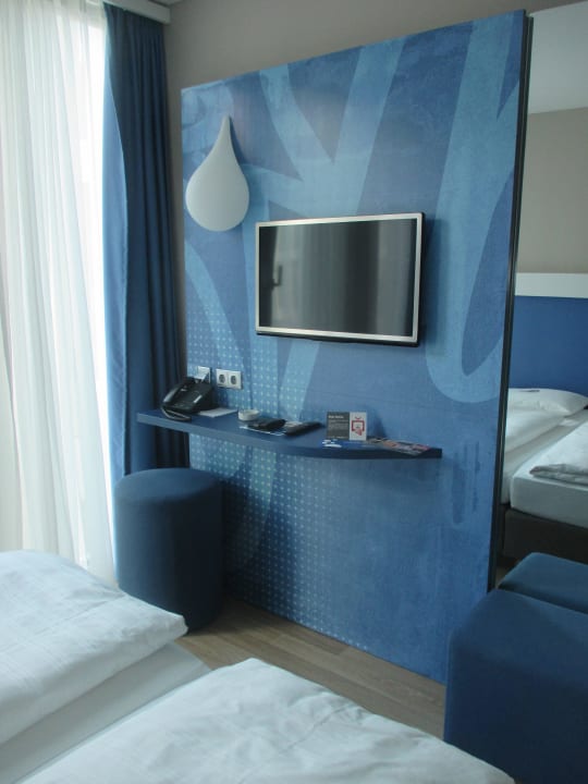 Fernseher und (kleine) Arbeitsfläche H2 Hotel München Messe