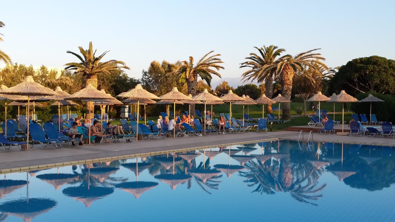 Direkt neben der Poolbar Anissa Beach & Village