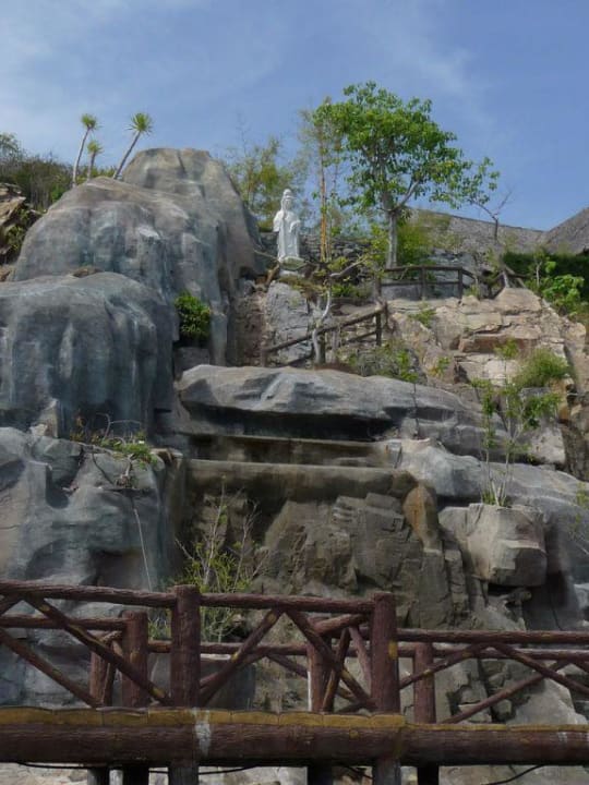 Felsen zwischen den 2 Bereichen der Hotelanlage Hon Tam Resort - Eco Green Island