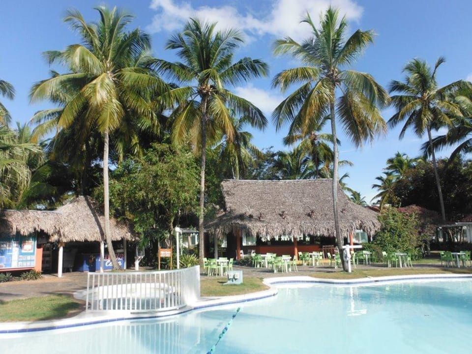 Rechts Poolbar, links Handtuchausgabe Wyndham Alltra Samana