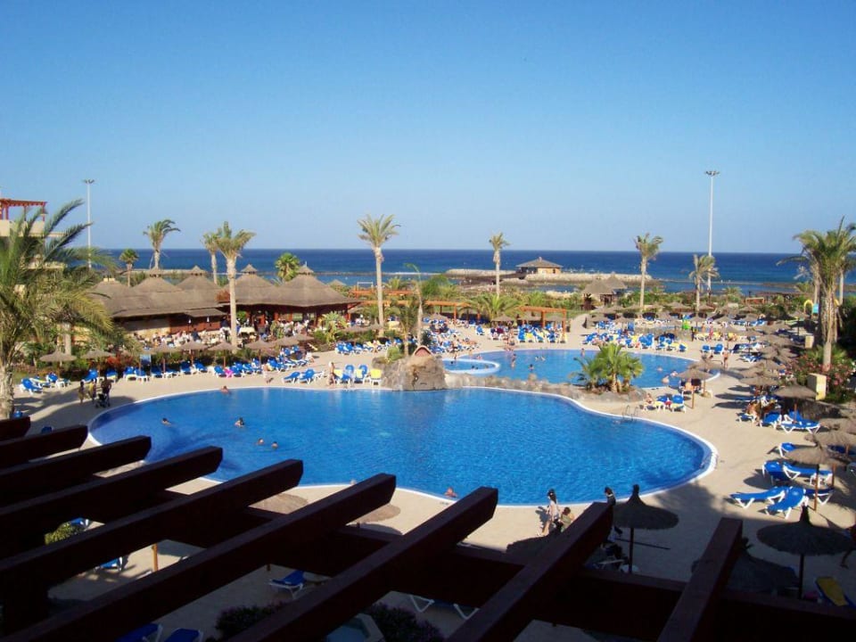 Blick auf die Pools des Hotels Elba Carlota Beach & Golf Resort