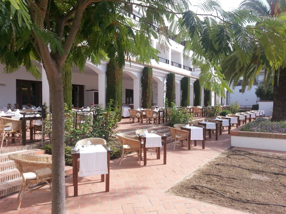 Sehr schön draußen sitzen im Restaurant Fuerte Conil-Resort