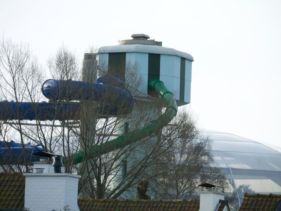 Aquapark mit der steilen grünen Rutsche Sunparks Oostduinkerke aan zee
