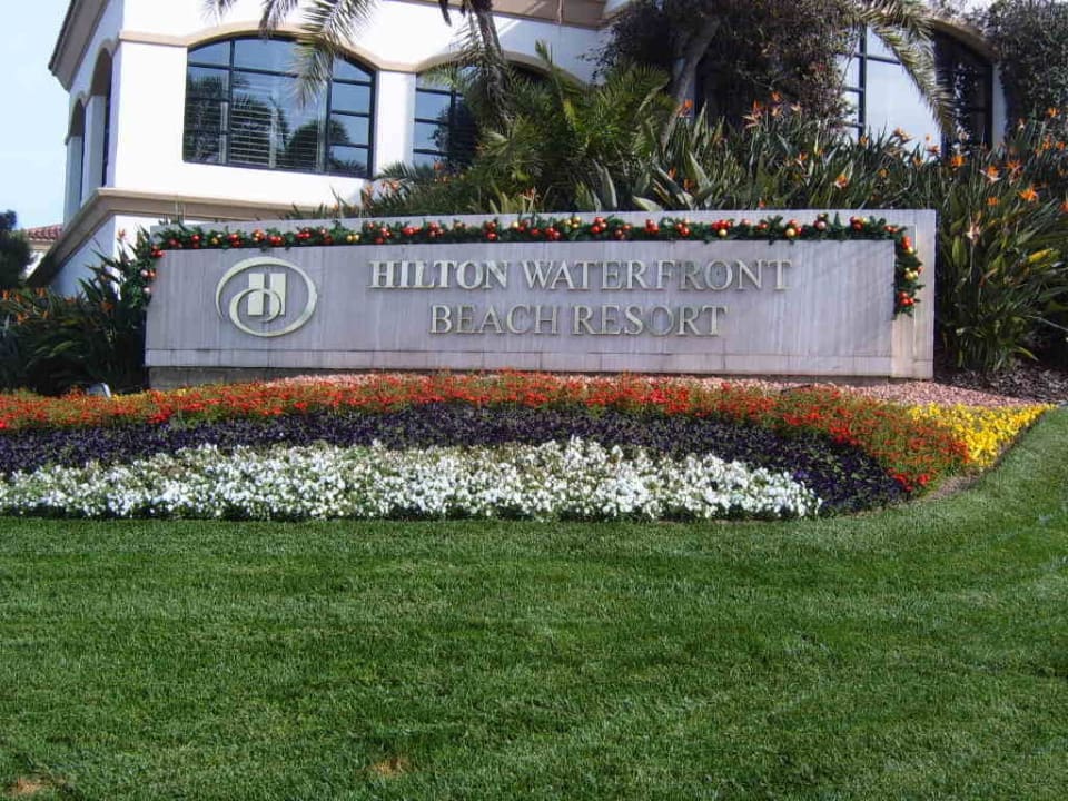 Hotel Schild mit Gartenanlage The Waterfront Beach Resort, a Hilton Hotel