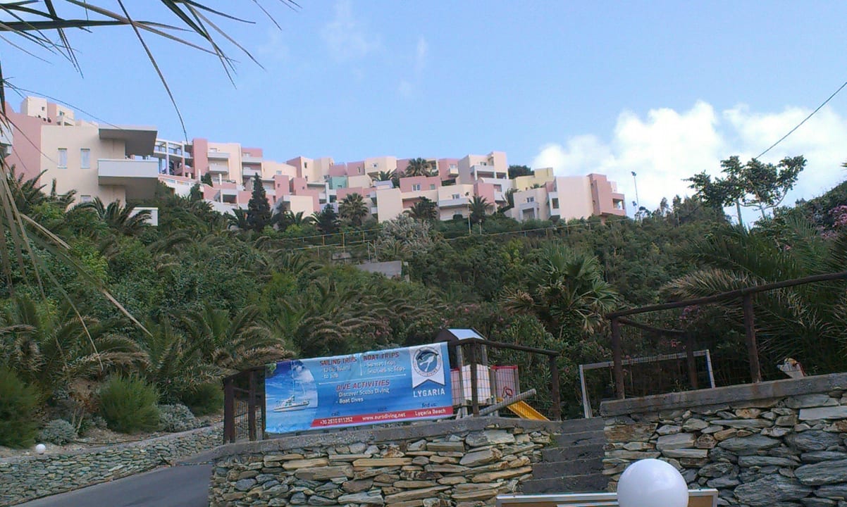 Blick auf die Hotelbungalows Athina Palace Resort & Spa