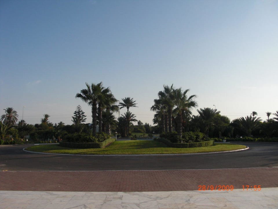 vor dem Hotel Hotel Royal Garden Palace