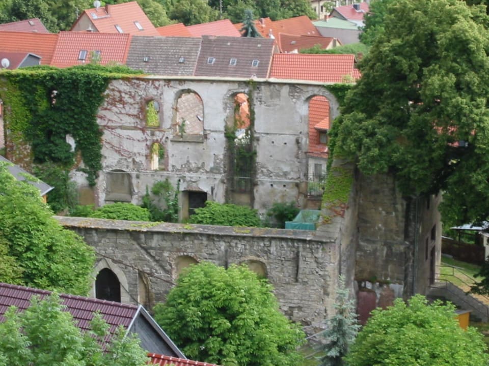 Blick auf das zerfallene Kirchenschiff Hotel Residenz