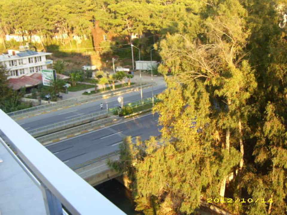 Blick auf die Schnellstraße Annabella Diamond Hotel & Spa