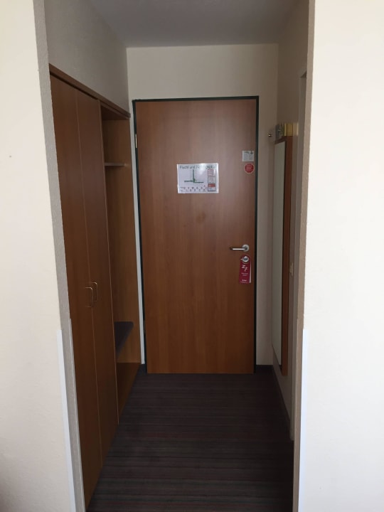 Eingang Holiday Inn - the niu, Blade Solingen