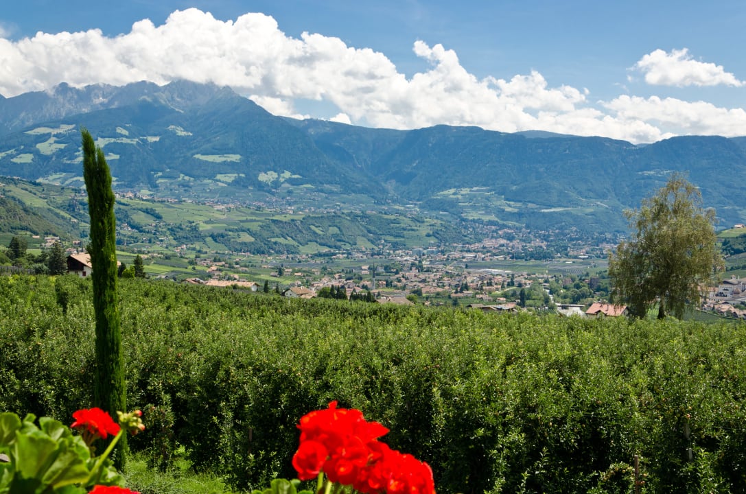 Aussicht vom Balkon auf Meran und auf die Berge Pension Plarserhof