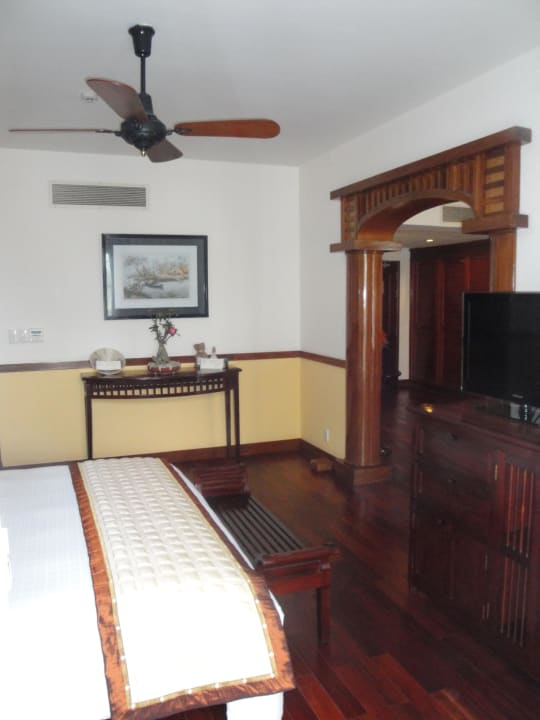 Schlafzimmer in der Suite Victoria Can Tho Resort