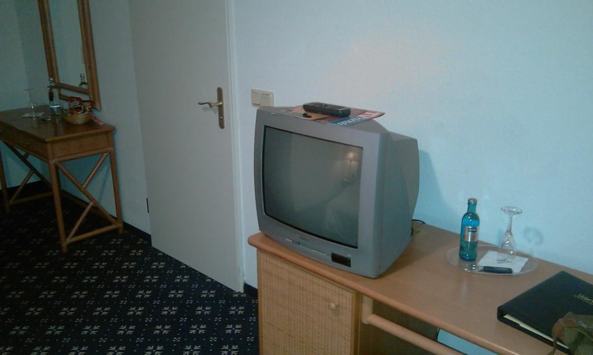 Fernseher und Schreibtisch Victor's Residenz-Hotel München
