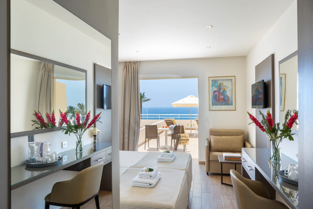 Zimmer Queen's Bay Hotel