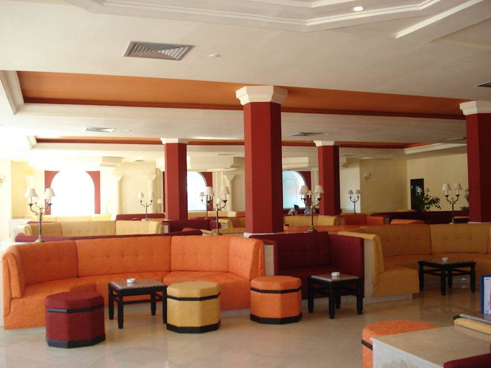 Barbereich mit TV Royal Lido Resort & Spa