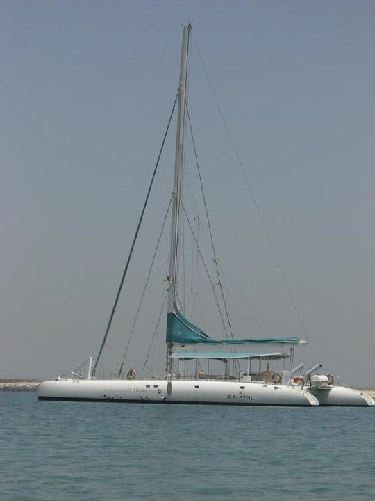 vom Strand aus gesehen Le Meridien Mina Seyahi Beach Resort & Waterpark