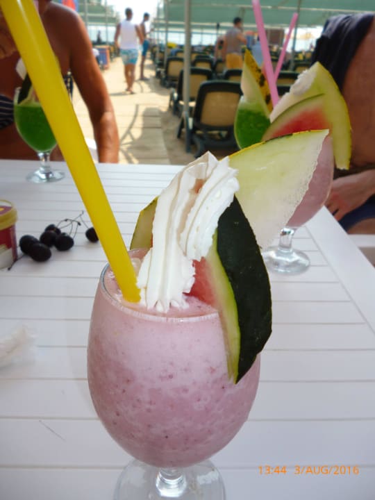 Fruchtcocktail von der Fruchtcocktailbar am Strand Well Palace Side