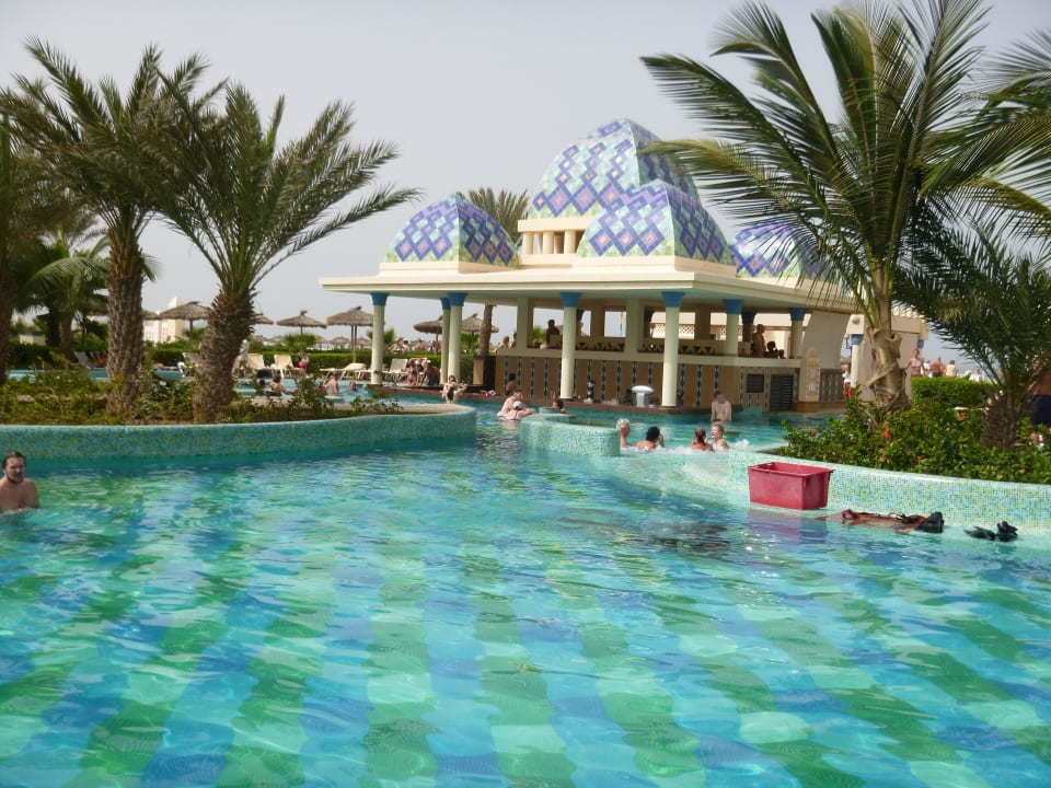 Beheizter Hauptpool mit Swim Up Bar Hotel Riu Karamboa