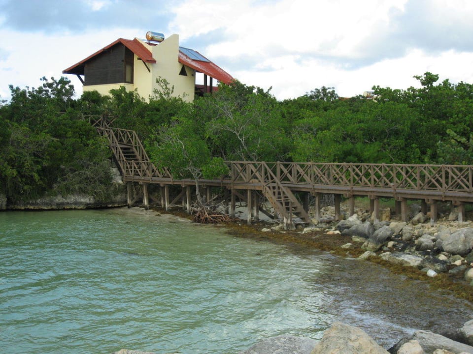 Blick von der Marina zum Hotel Villa Las Brujas