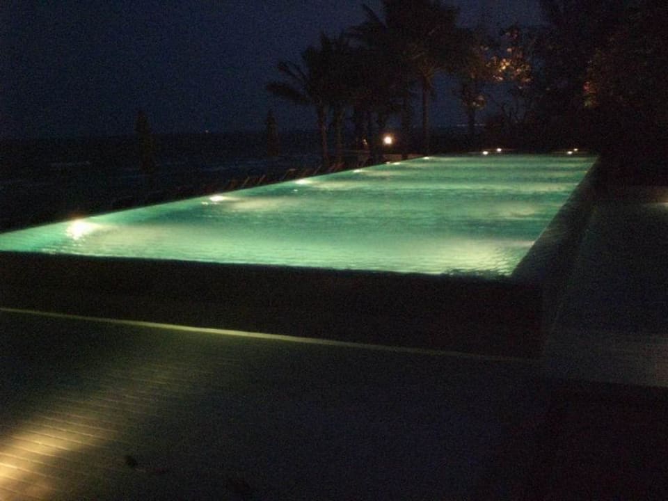 Pool bei Nacht Hotel Haven Resort