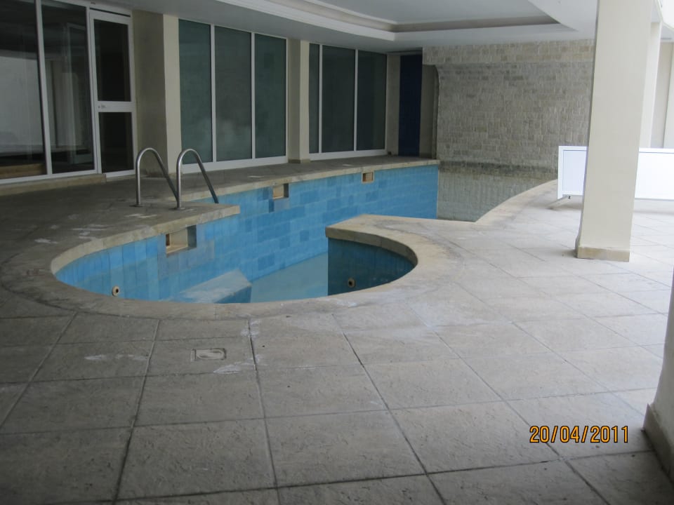 Pool im Wellness Bereich ohne Wasser Ruspina Beach Resort