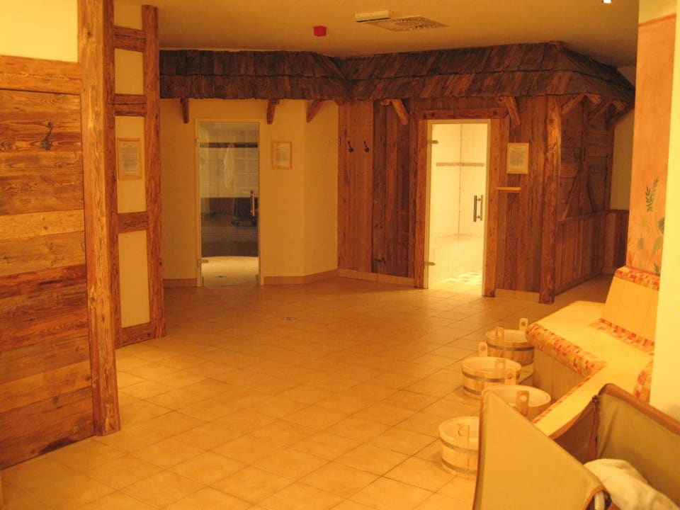 Wellnessbereich mit Saunalandschaft elaya hotel steinplatte