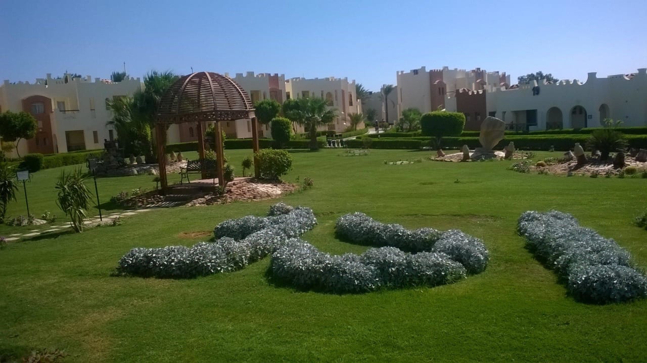 Pohled na zahradu a hotel SUNRISE Royal Makadi Resort