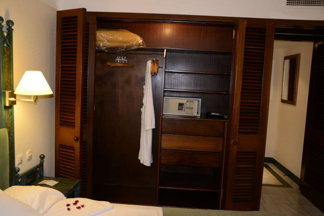 Zimmerschrank Paradisus by Meliá Salinas Lanzarote