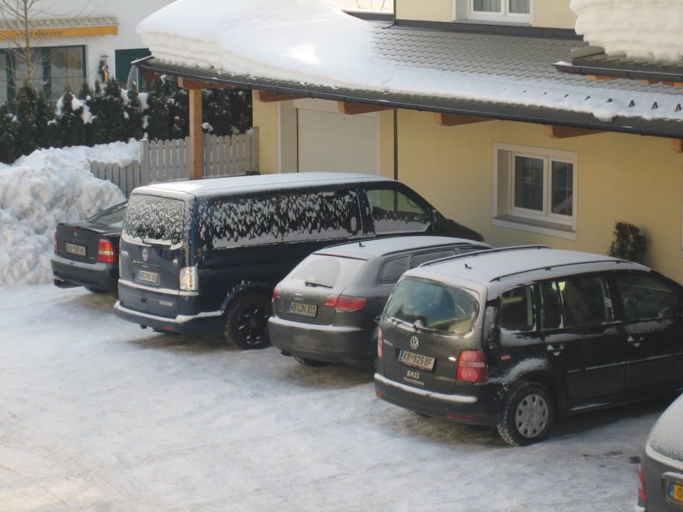 Parkplätze, dahinter Trockenraum Hotel Konrad