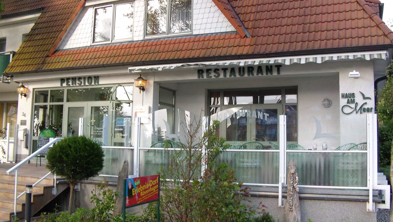 Eingang mit Restaurantterrasse Hotel Haus am Meer