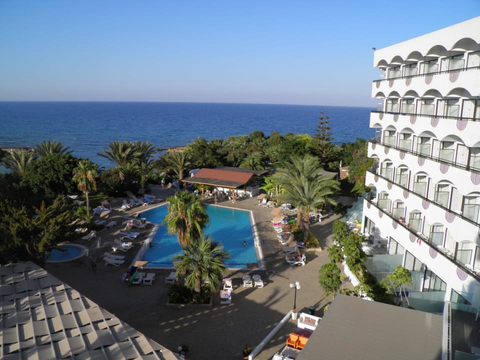 Výhled z pokoje na bazén s barem Crystal Springs Beach Hotel