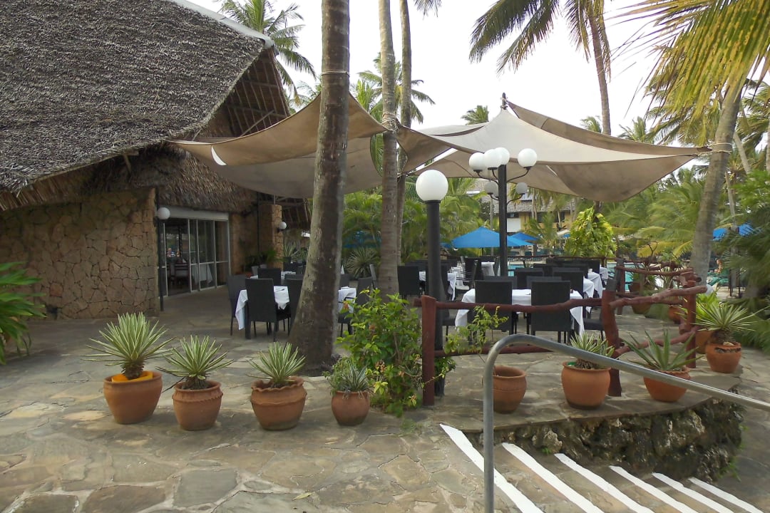 Hier kann man schön sitzen beim Essen mit Meerblick Bahari Beach Hotel