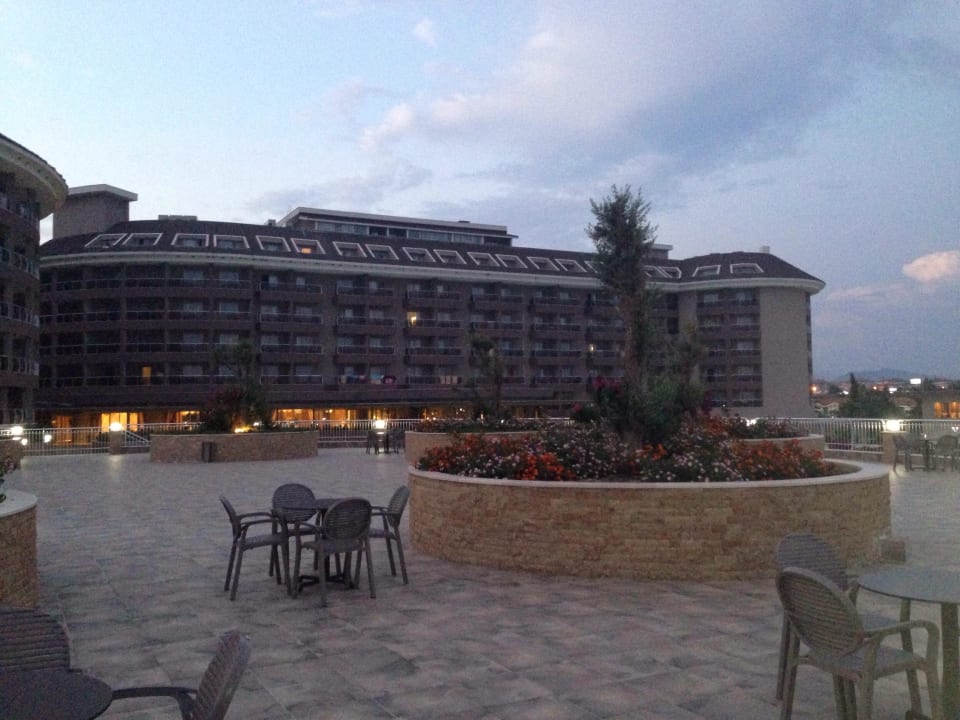 Blick aufs Hotel von der Dachterrasse Sunmelia Beach Resort