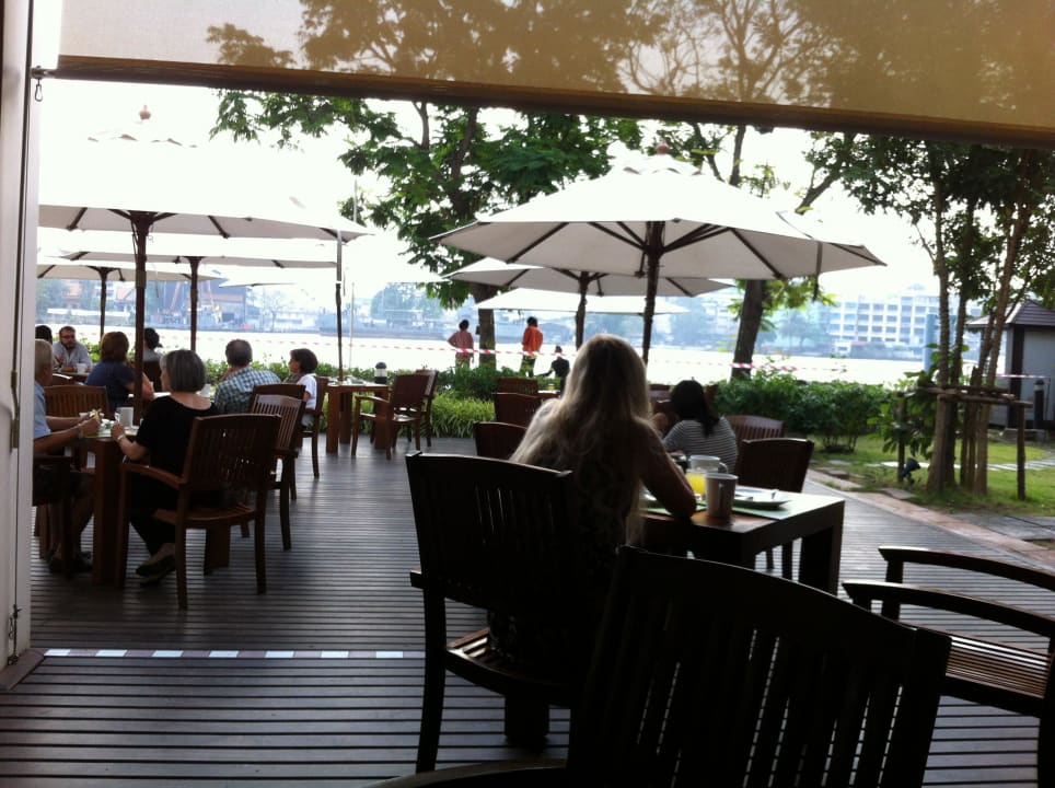Terrasse mit toller Aussicht ibis Hotel Bangkok Riverside