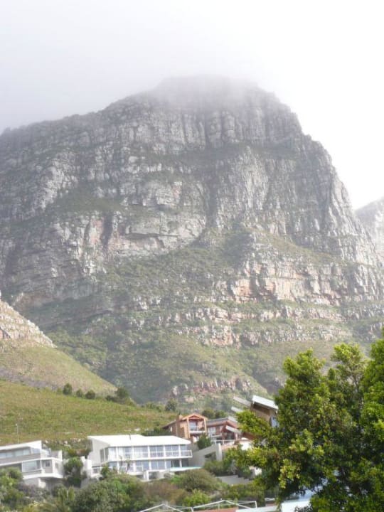 Guesthouse (rötlich) vor Tafelberg Guest House Auberge du Cap
