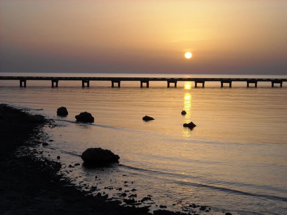 Der Steg zum Riff mit Sonnenaufgang The Breakers Diving & Surfing Lodge